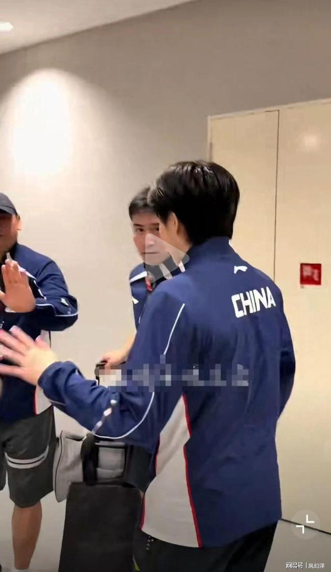 王楚钦紧急撤回一个签名!新加坡大满贯现场球迷太热情吓退大头 球迷热情高涨