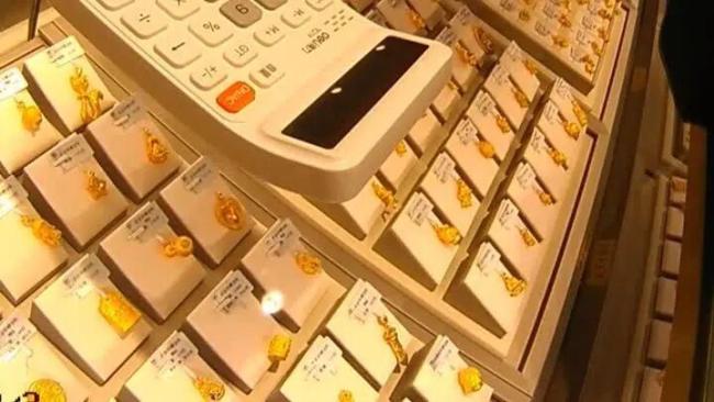 老人狂买26万金条 金店员工暗中报警 成功阻止电诈案件