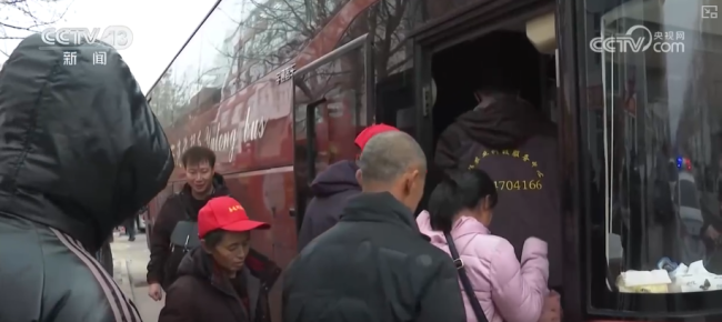 政府牵线搭桥助力务工人员“点对点”赴岗就业