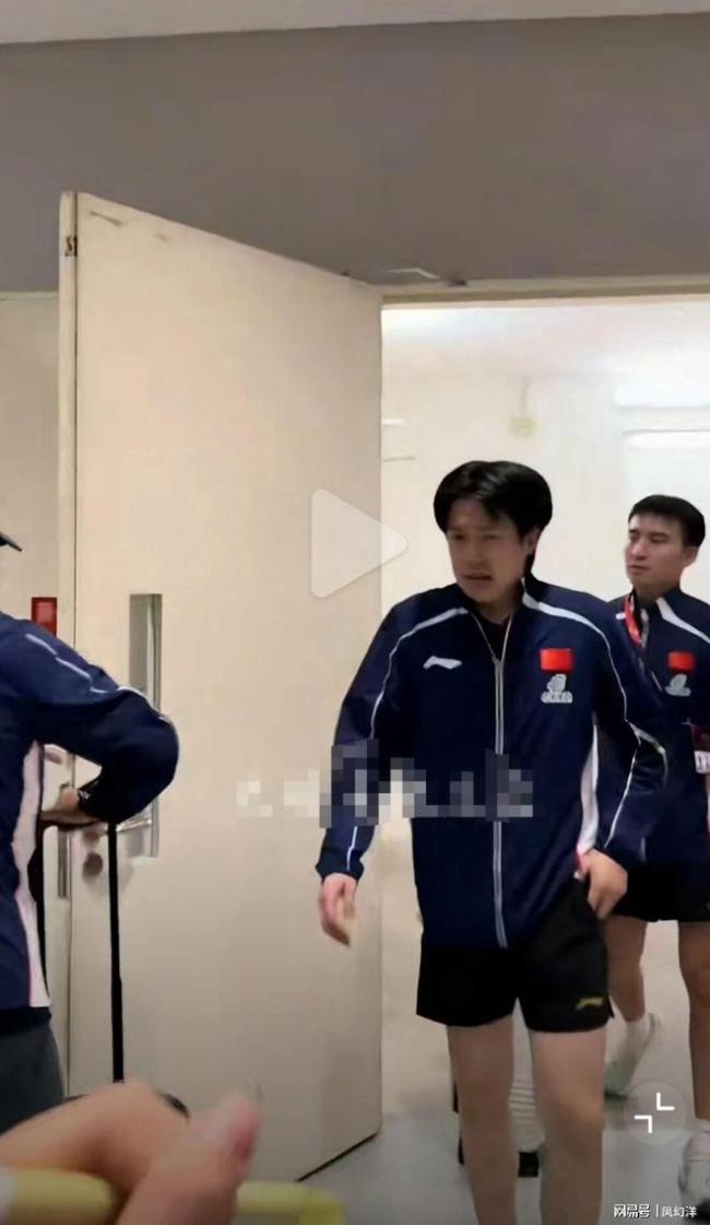 王楚钦紧急撤回一个签名!新加坡大满贯现场球迷太热情吓退大头 球迷热情高涨