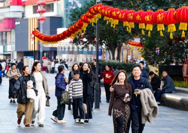 南京夫子庙景区春节游人如织 年轻游客纷至沓来