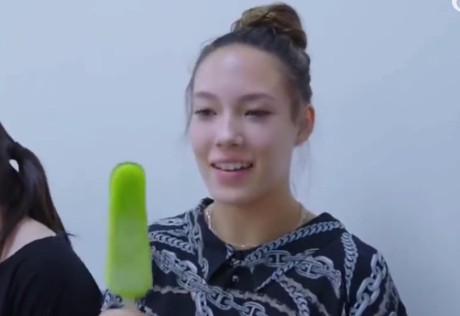 谷爱凌在北京补习吃绿舌头雪糕 谷爱凌吃绿舌头的表情太可爱了