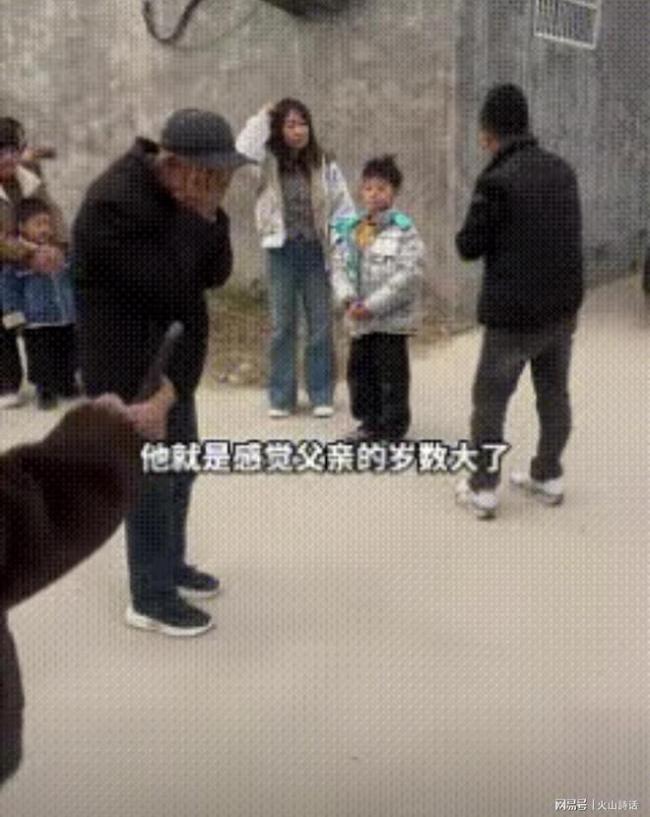 男子年后返程给80岁父亲磕头 亲情难舍泪目瞬间