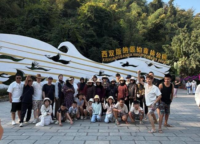 一家三代35人的“春节大巴”