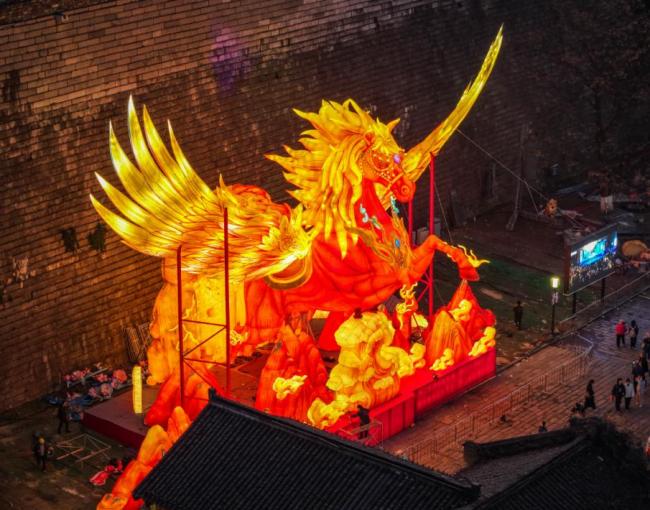 南京夫子庙景区春节游人如织 年轻游客纷至沓来