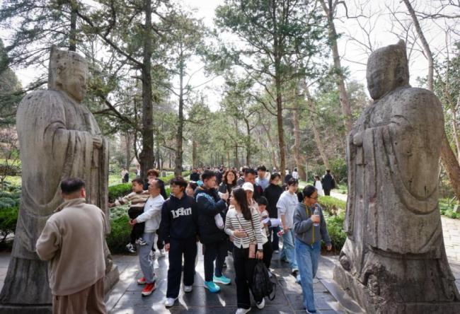 南京夫子庙景区春节游人如织 年轻游客纷至沓来