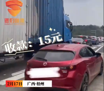 高速堵车大哥在路边架锅卖炒粉