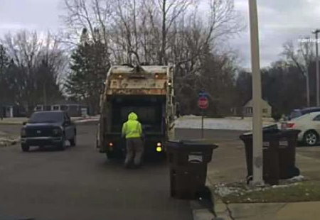 嫌疑人为躲避警方追捕竟藏身于在垃圾桶🗑️内