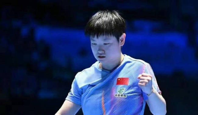 孙颖莎训练时巧妙拒绝闺蜜抢球台