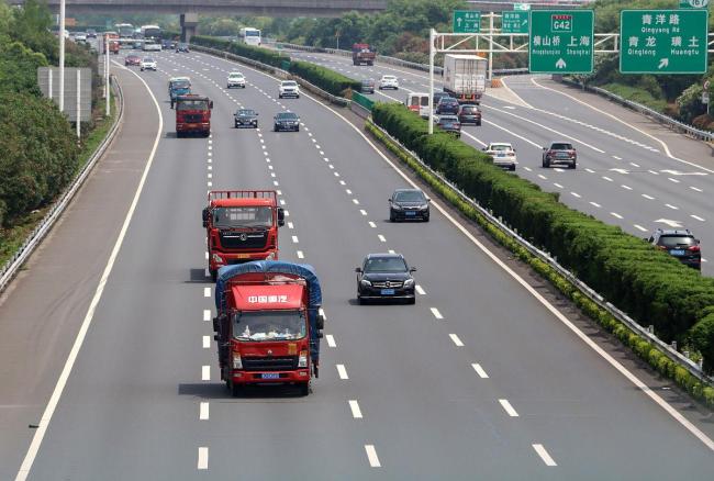 车辆走应急车道被当场抓包 生命通道不容占用