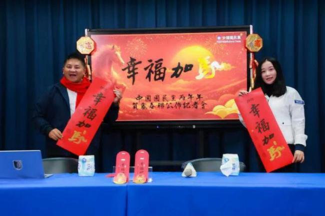 岛内马年春联“大比拼” 创意谐音添年味