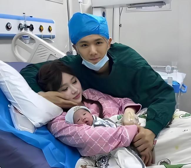 鹿哈官宣得女 幸福三口之家