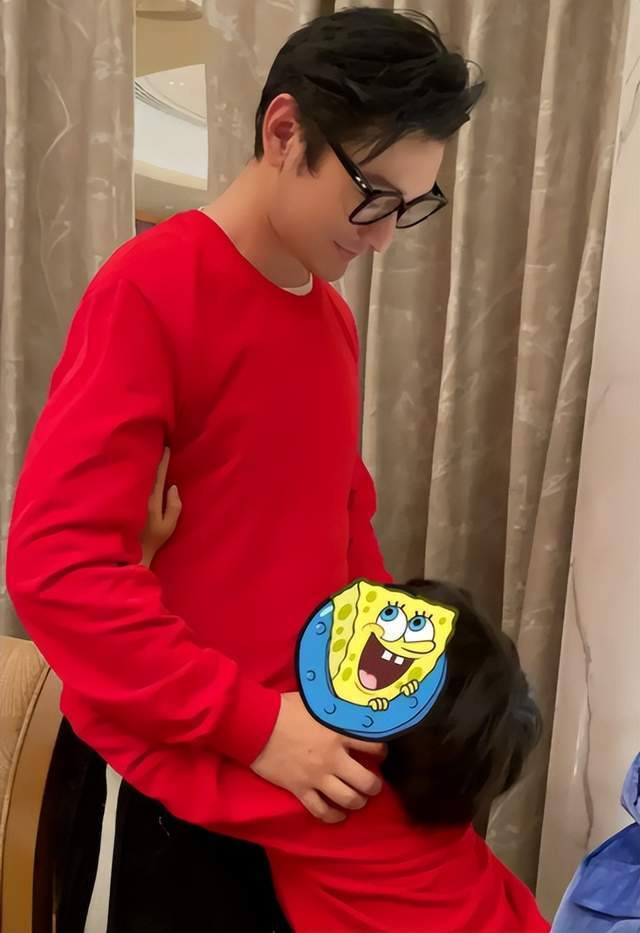 黄晓明与女子同游新加坡 新女友疑曝光