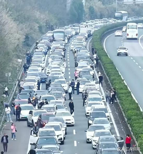 女子加油站人肉插队躺后车引擎盖 丢人现眼行为引众怒