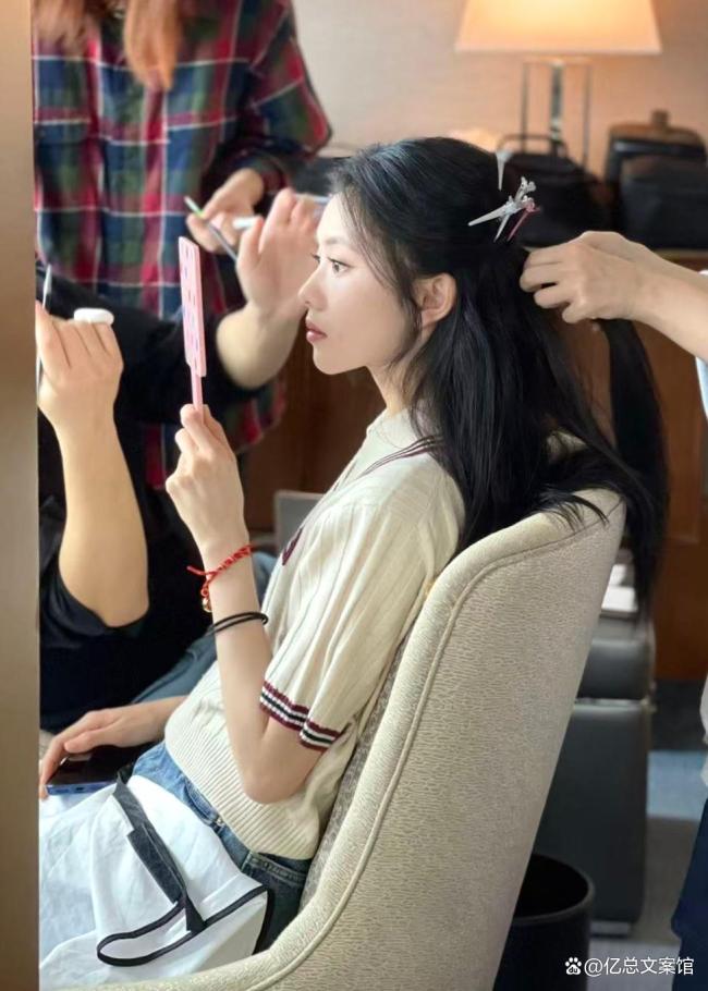 刘浩存工作花絮照 清新气质圈粉无数