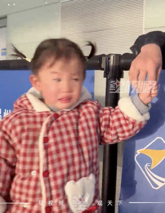 临别时2岁宝宝抓着军人爸爸的手落泪!