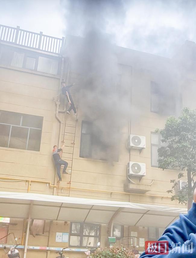 男子听到女孩呼救声后冒浓烟救人