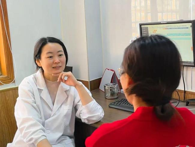 30岁女教师进校门前崩溃痛哭