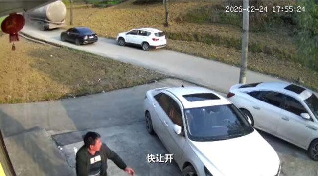 罐车倒滑冲下陡坡 司机跳车逃生