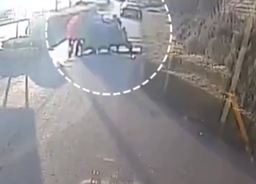 三轮车侧翻公交司机带领乘客救人 为勇敢又善良的好心人点赞