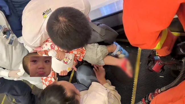 4名女孩扶梯仰倒 81斤的她救了所有人 危急时刻伸援手