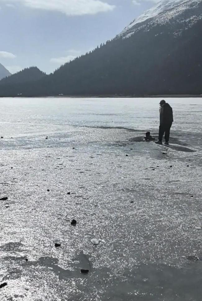 女童掉进冰湖游客和武警救人 众人齐心协力救援