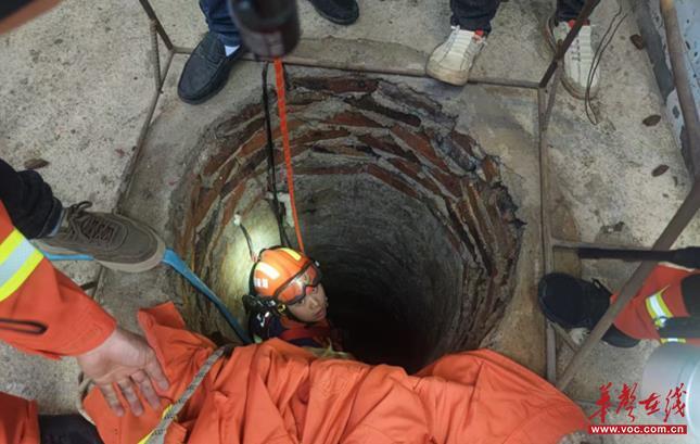 消防员回应被全网捞人 深井救援显身手