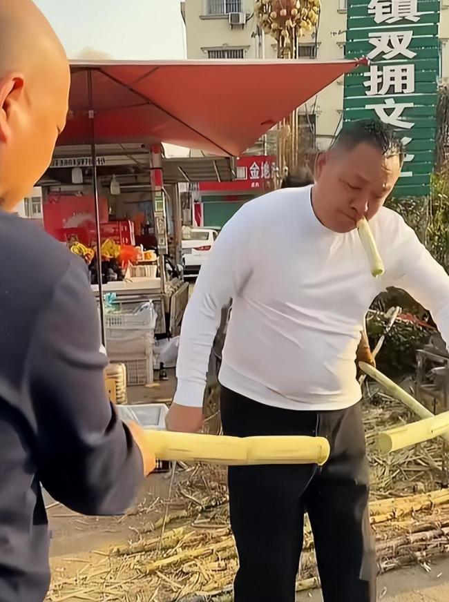 于东来退休后在老家卖甘蔗 边吃边叫卖 反差行为刷屏全网