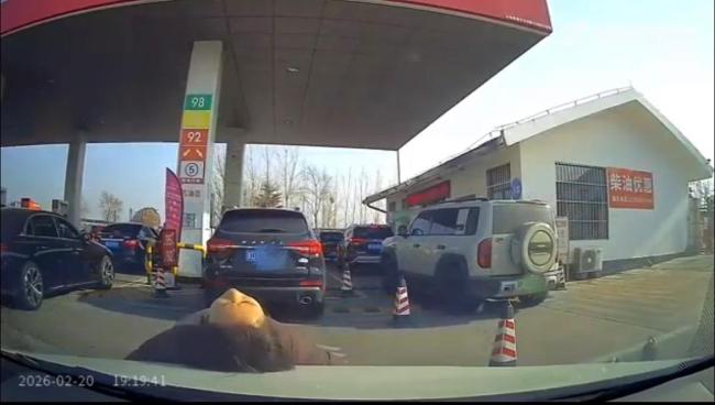 女子躺车引擎盖拦车?各方说法不一 插队争议引热议