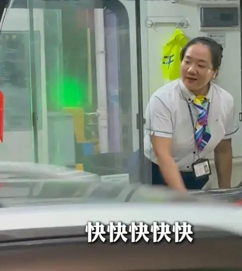 交警在结束高速免费通行前高喊快点 暖心提醒车主