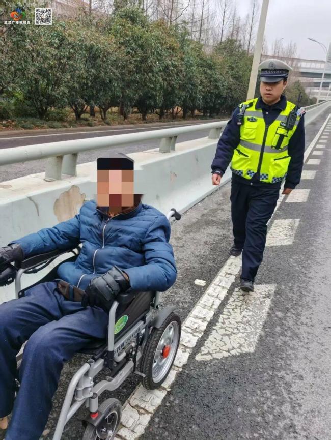 老人坐电动轮椅误闯高架桥 热心司机接力救援