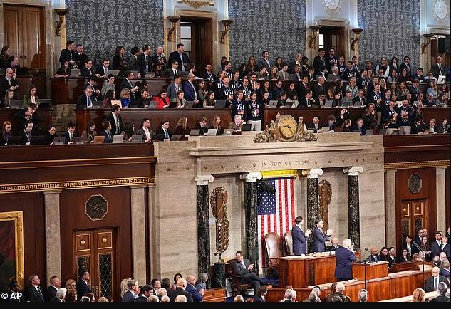 记者：国情咨文成特朗普真人秀 高潮迭起引发热议