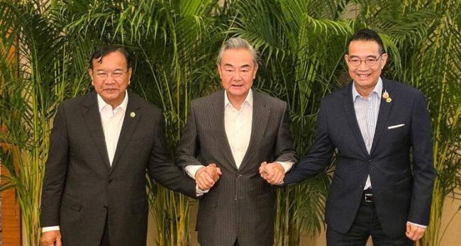 柬埔寨国王太后赴华体检 汪文斌送行 王室传统延续