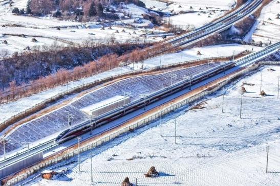 女孩坐高铁经过家门口拍下感人视频 家人的挥别温暖人心