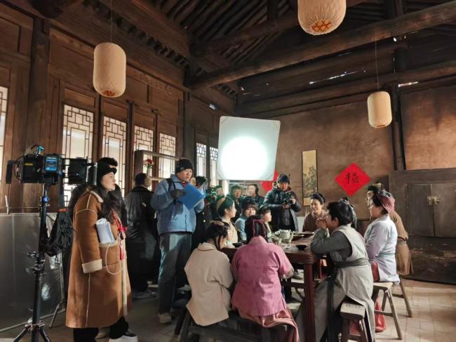 在短剧片场感受小城“热辣滚烫”