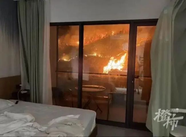 江西婺源篁岭景区周边突发山火 游客放烟花引发