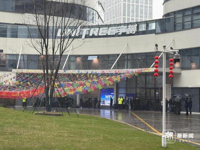 德总理看机器人入迷了 创新科技吸引德国“顶配团”