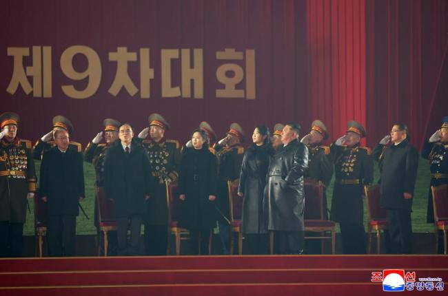 金与正“转正” 阅兵式与金正恩同排 地位显著提升