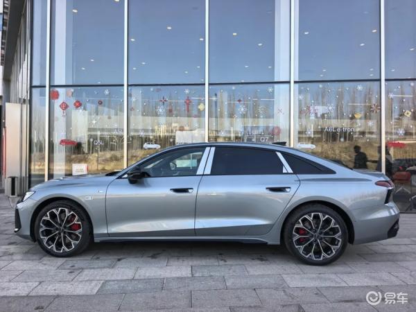 新一代奥迪A6L实车到店 全面升级引关注