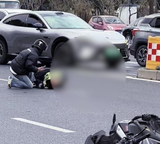 一交警在马路被非机动车撞飞 执勤中遭遇意外