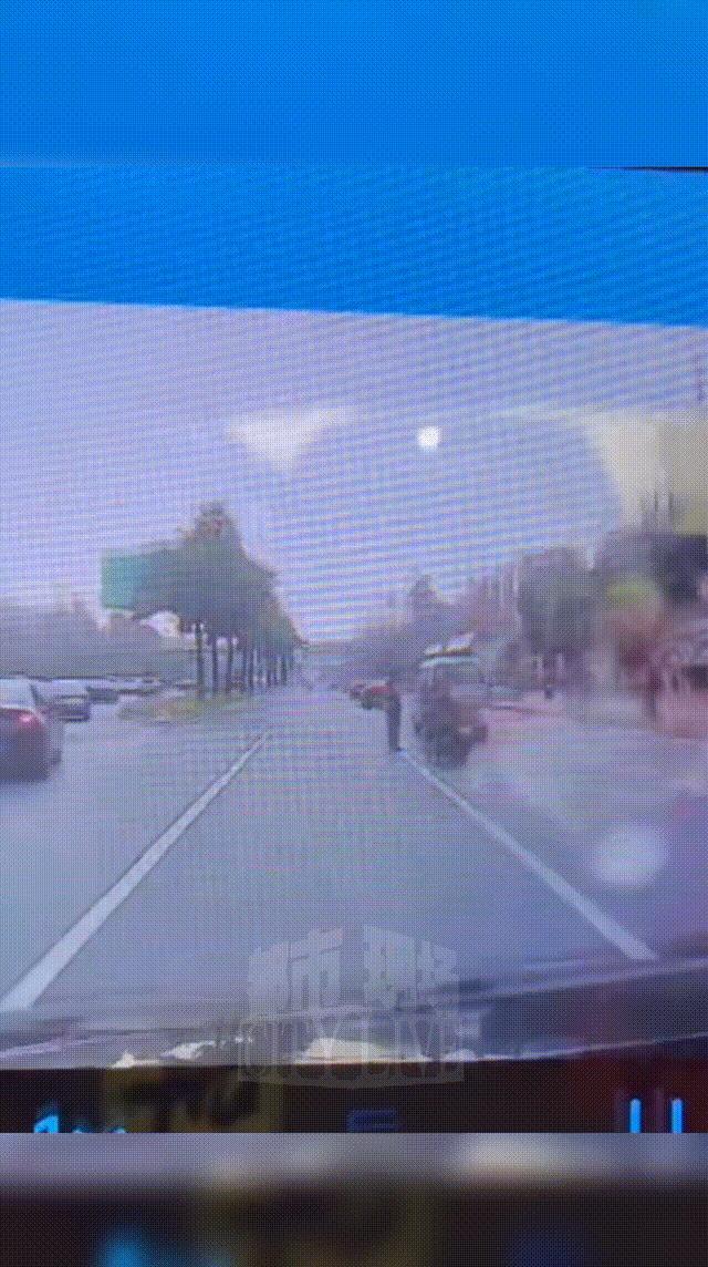 成都警方通報交警被撞事件
