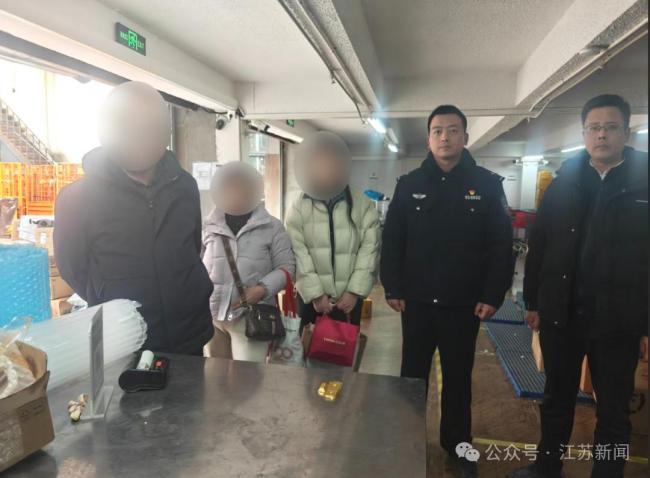 女子将金条藏进酱里寄给骗子 民警紧急拦截挽回损失