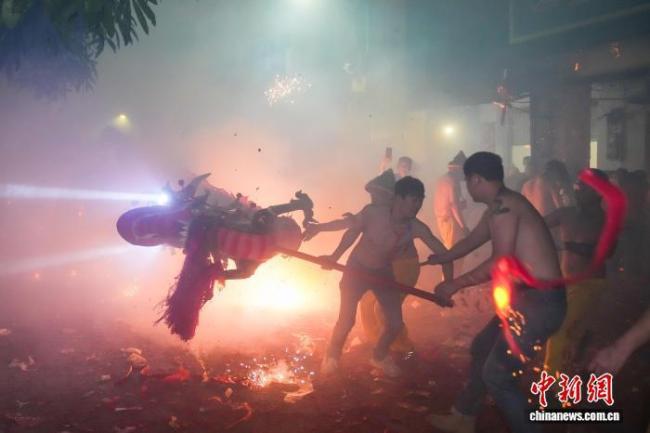 广西宾阳炮龙节上演“硬核”狂欢 两广非遗对话