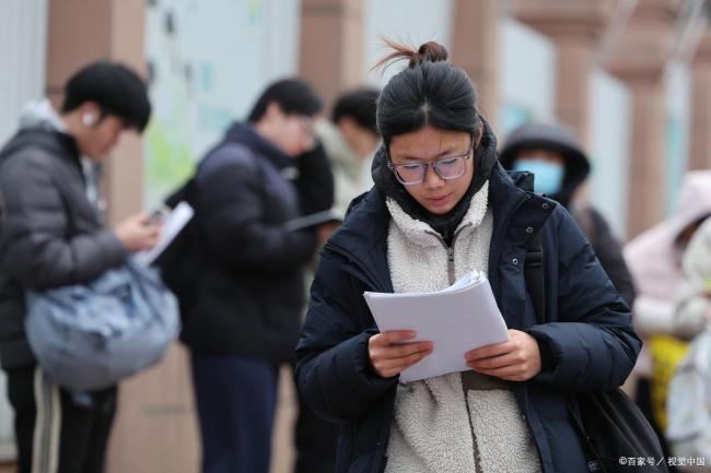 考研上岸 从“必选项”到“风险项”的转变
