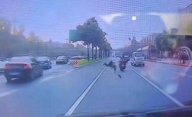 成都一交警在机车道执勤被撞 摩托车变道引发事故