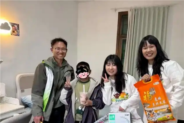 一点点回应资助男孩遭质疑事件 官方解释引争议