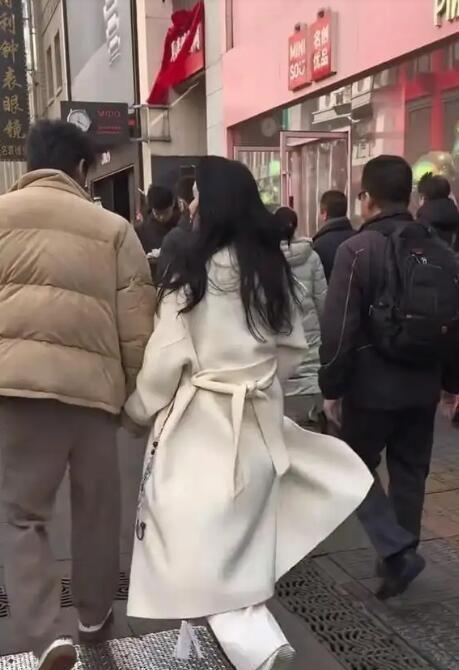 女子穿新裙逛街吊牌还在身上 明星穿搭引热议