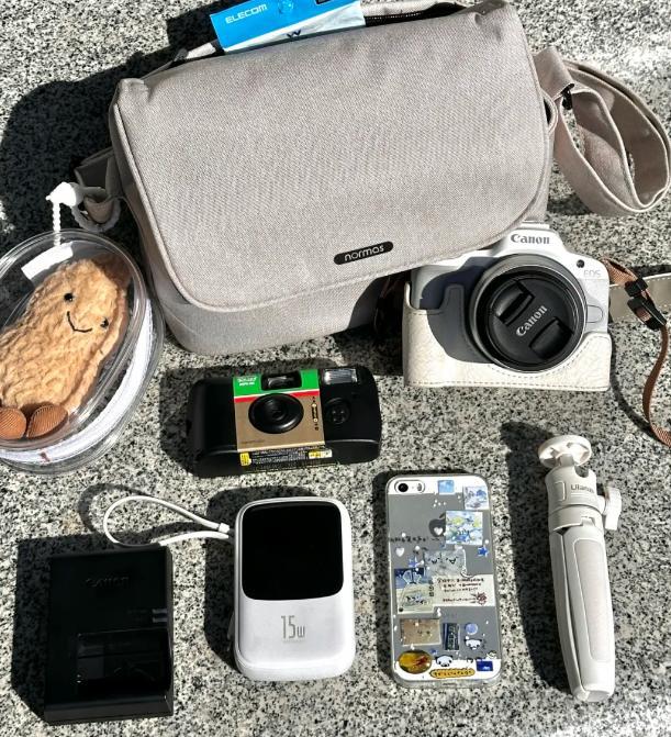 返校大学生行李箱里装了什么 满满都是故事