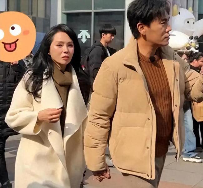 女子穿新裙逛街吊牌还在身上