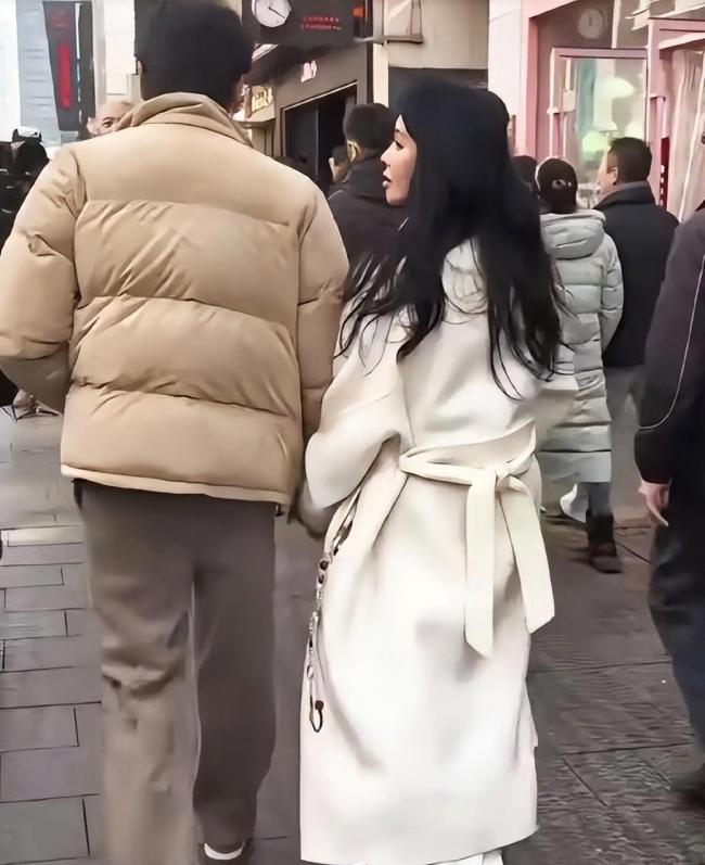 女子穿新裙逛街吊牌还在身上 明星穿搭引热议